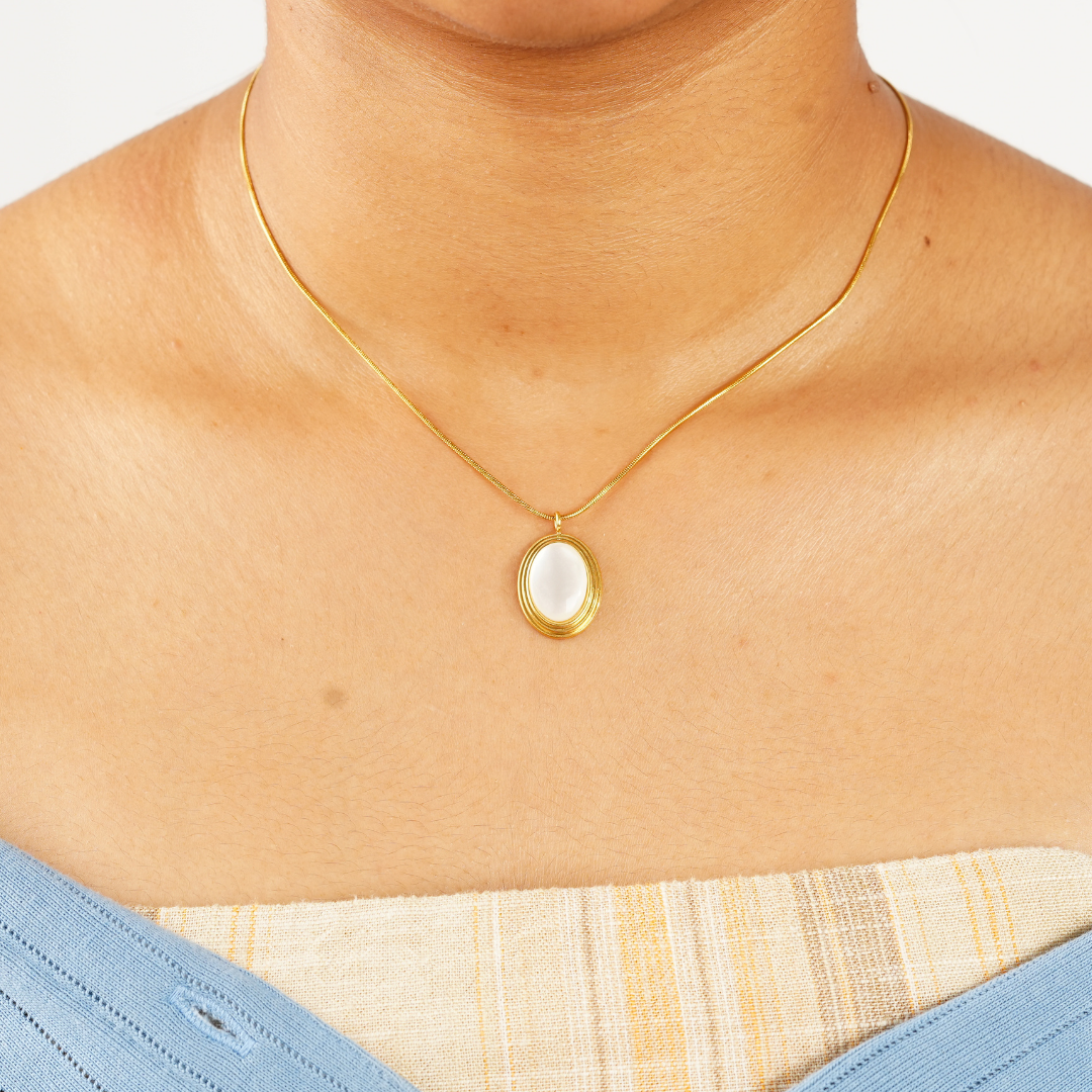 CLASSIC WHITE STONE NECKLACE