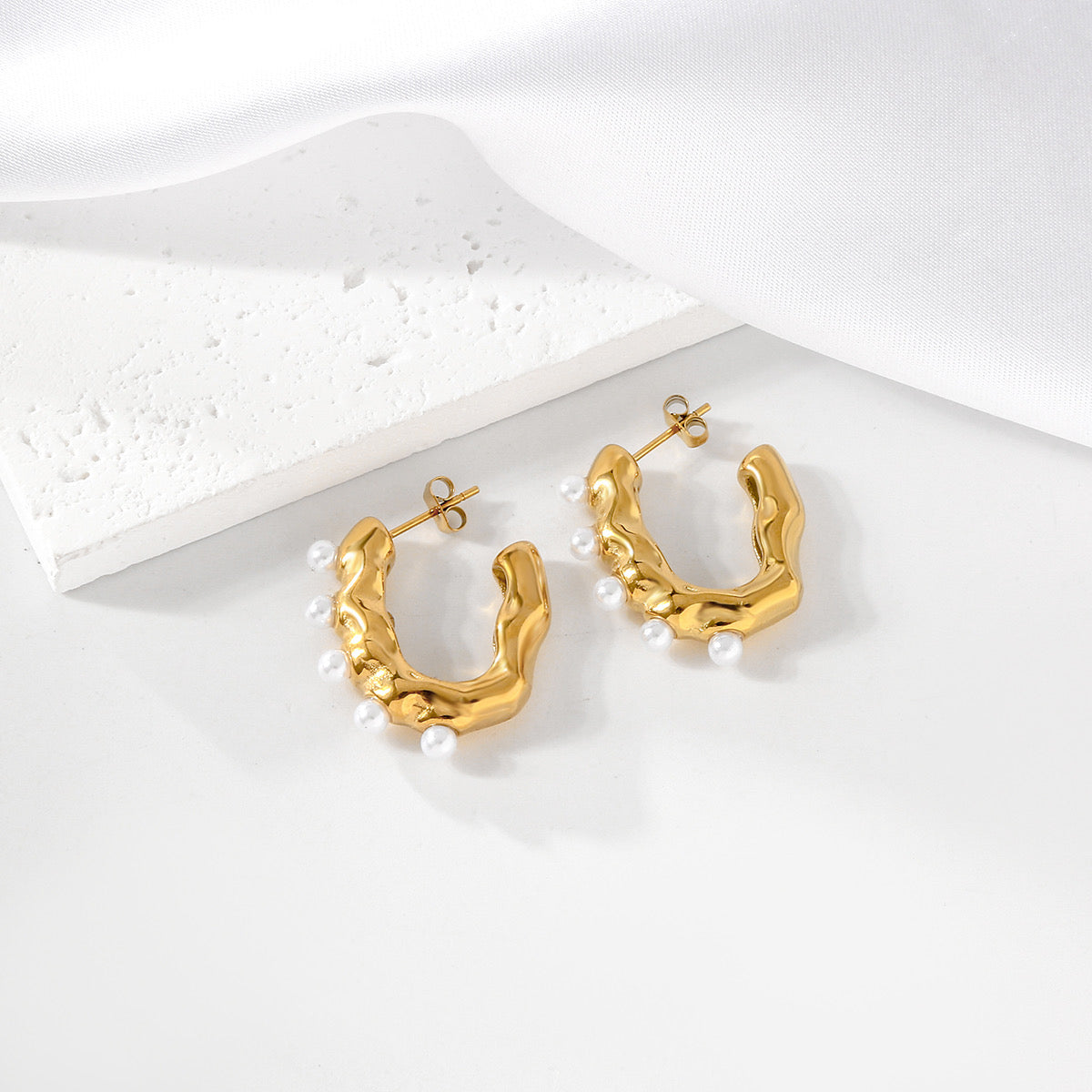 U SHAPE PEARL EAR STUDS