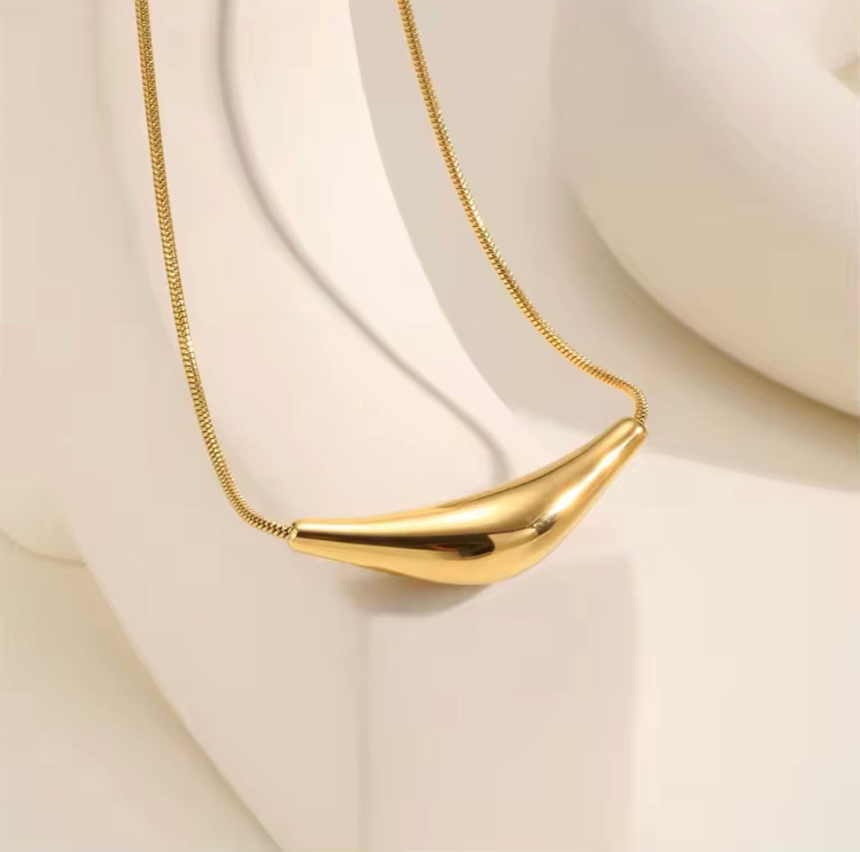 ARC SHAPE PENDANT NECKLACE
