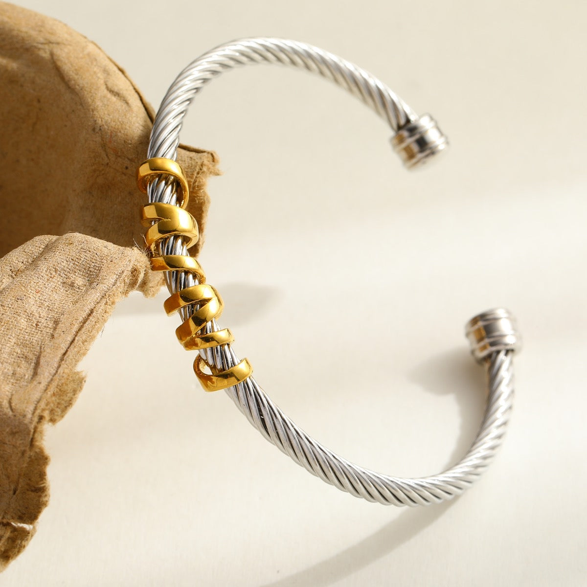 SUTRA TWIST BANGLE
