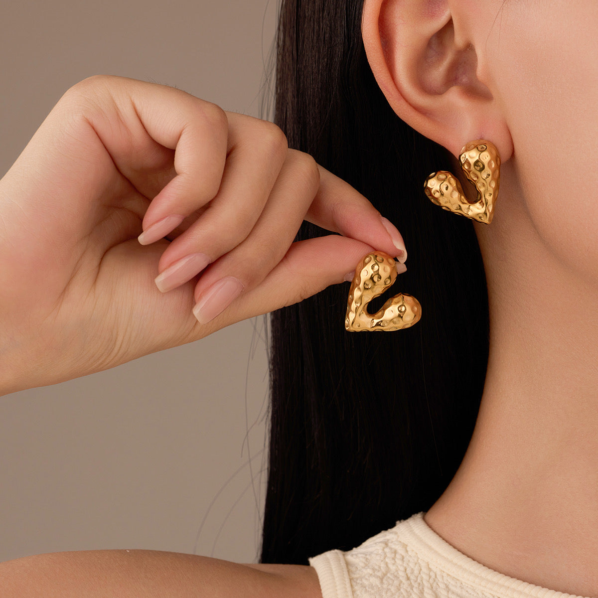 CLASSIC HEART EAR STUDS (GOLD)